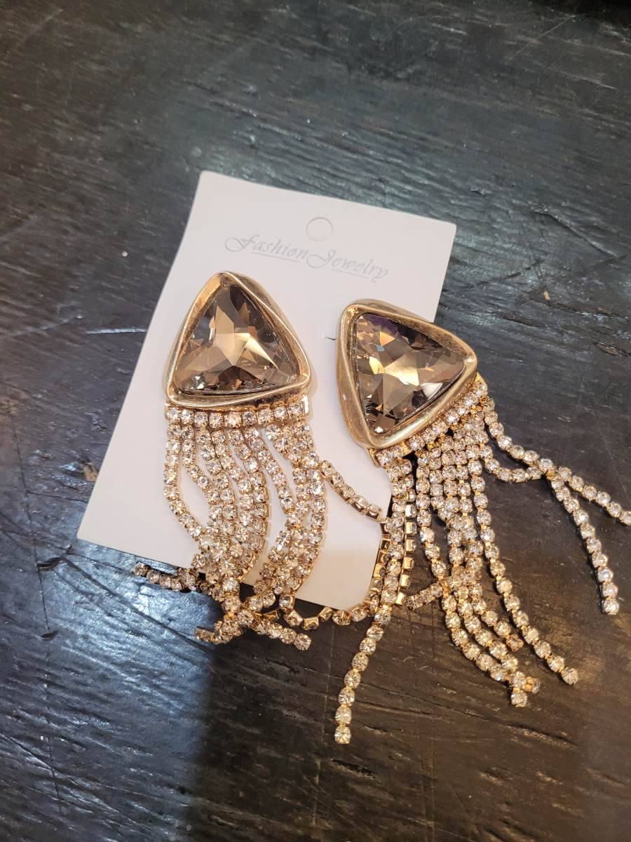 Brincos de bijuteria com pedras triangulares e franjas de strass