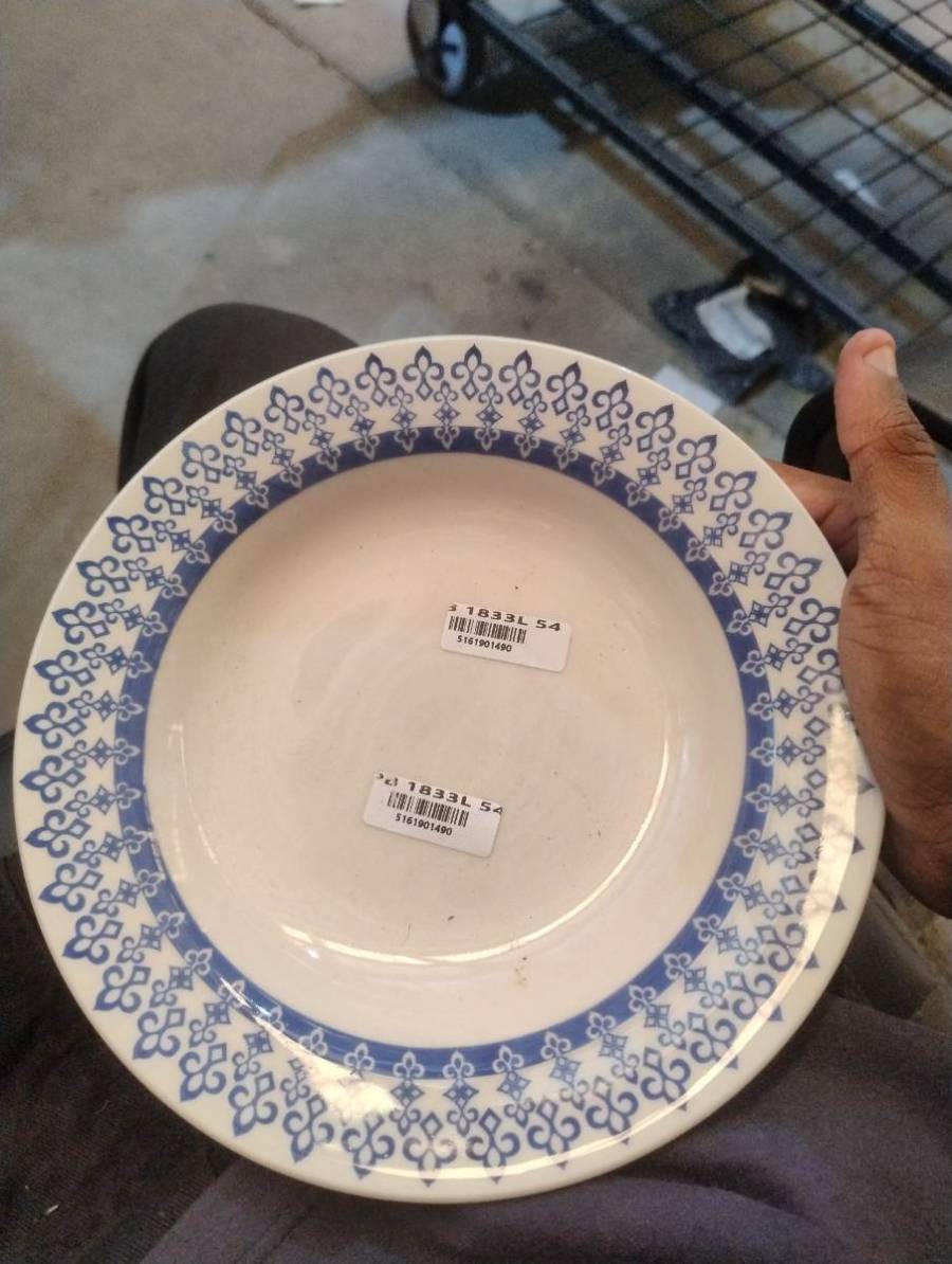 Prato de cerâmica com borda decorativa azul