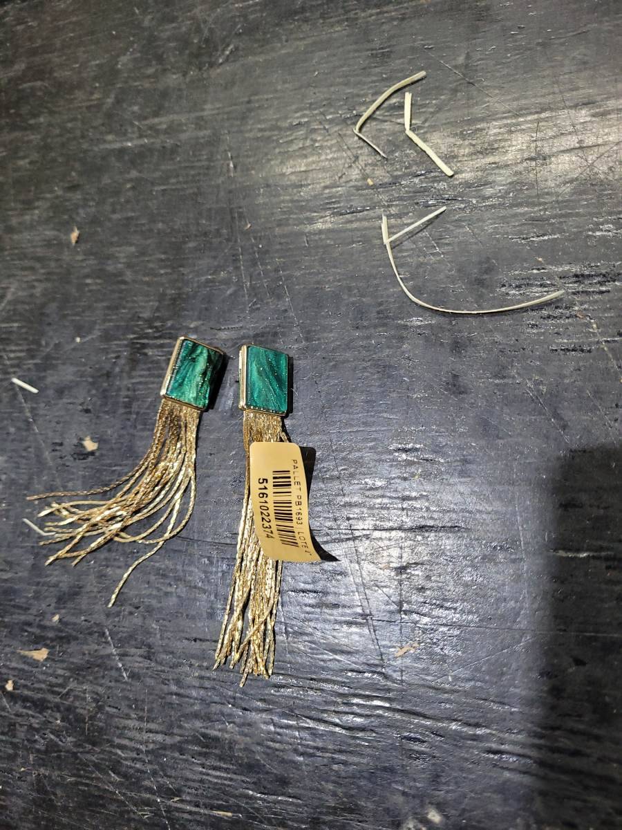 Brincos com franjas douradas e detalhe verde