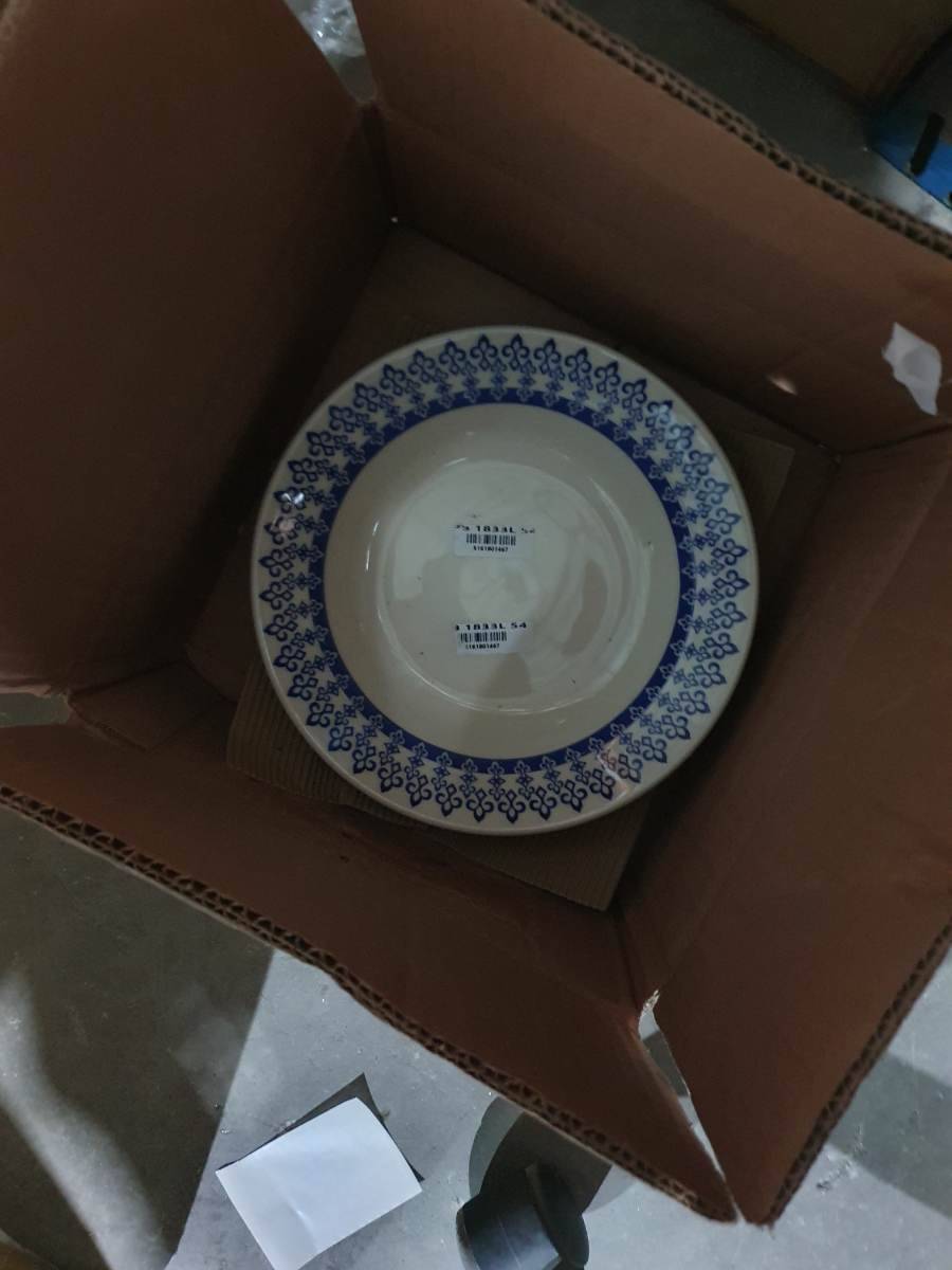 Prato fundo de cerâmica com borda decorativa azul