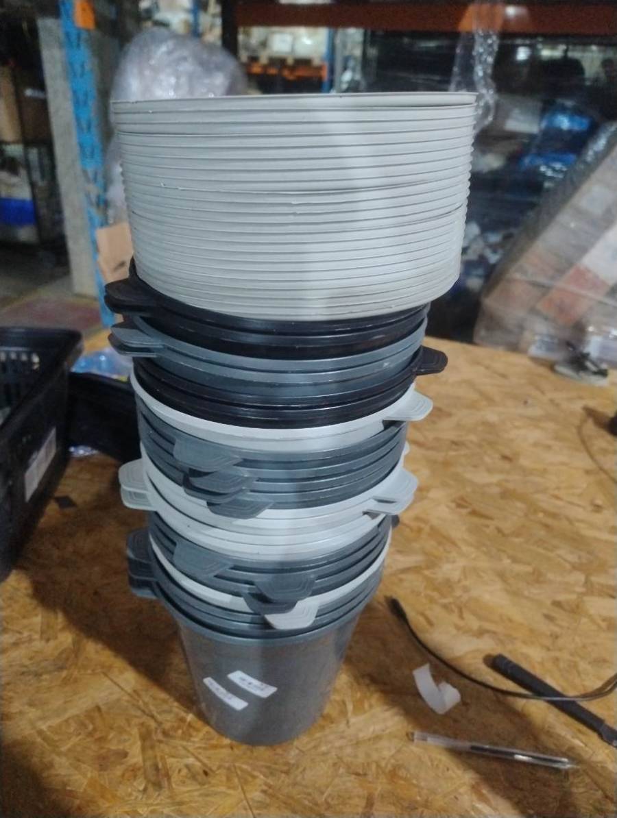 Conjunto de baldes plásticos empilhados