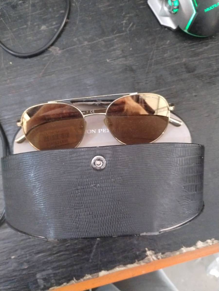 Óculos de sol com estojo