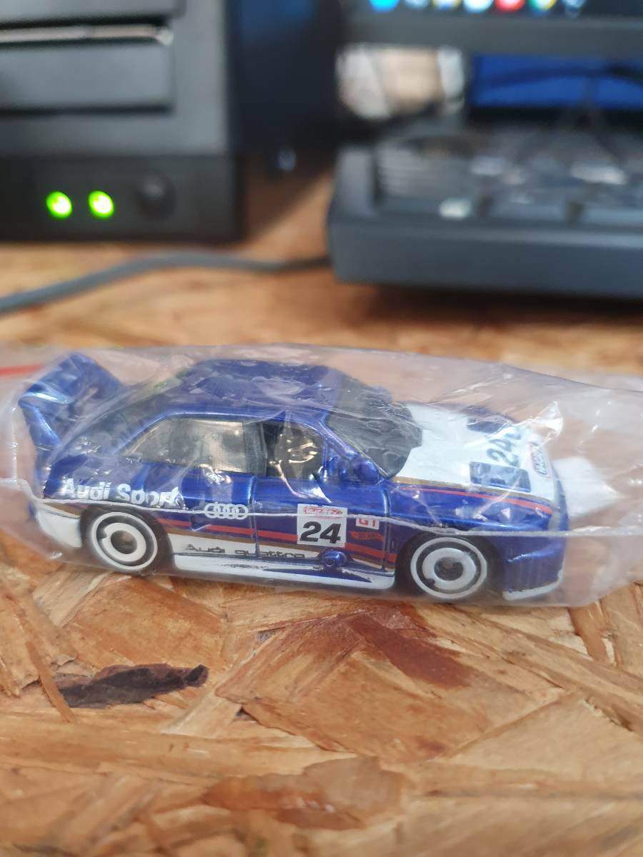 Miniatura de carro Audi Sport azul com detalhes brancos e número 24