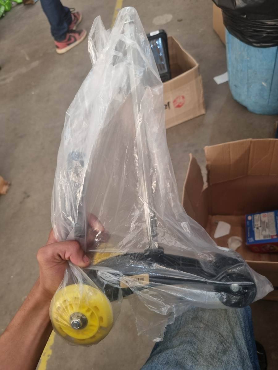 Carrinho de transporte com roda amarela