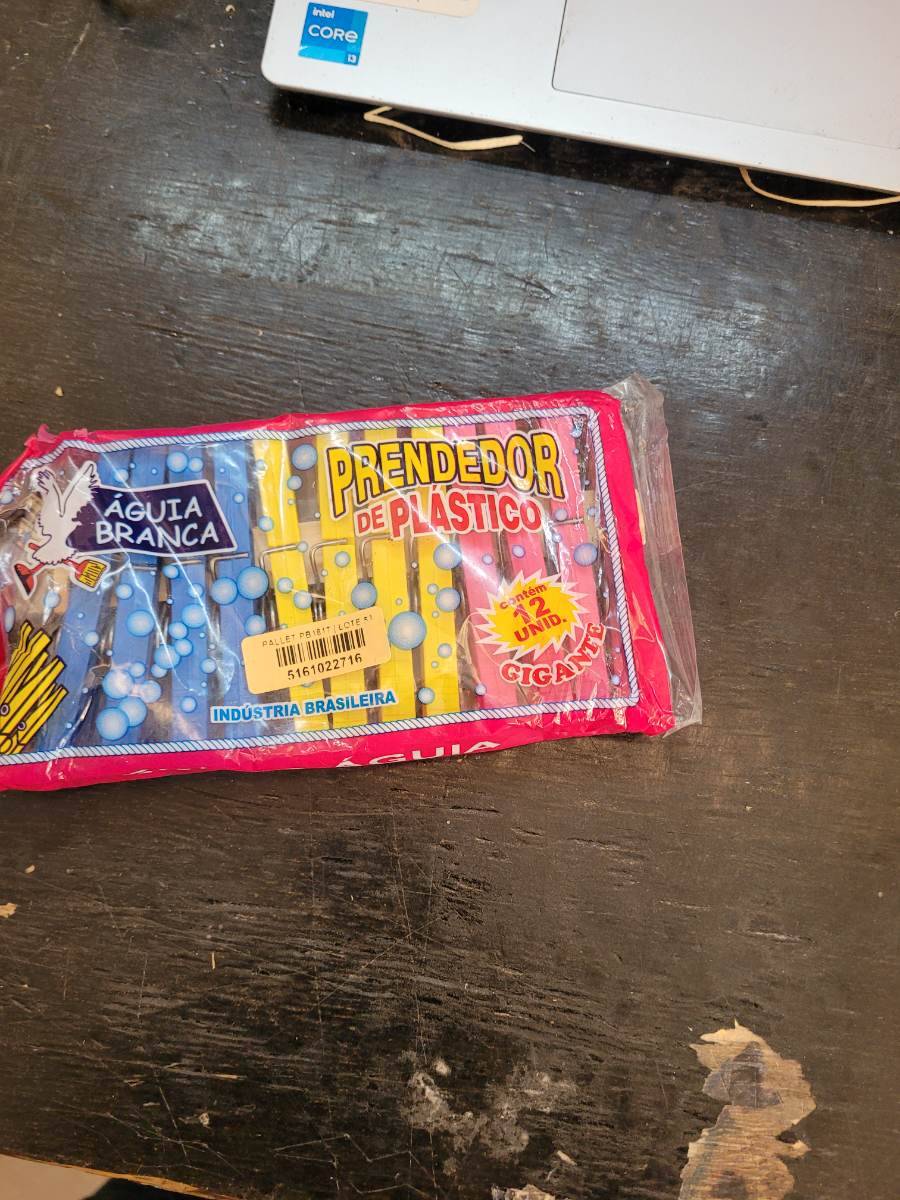 Prendedor de plástico gigante