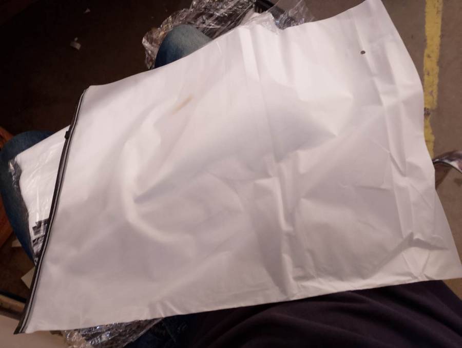 Envelope plástico branco com zíper