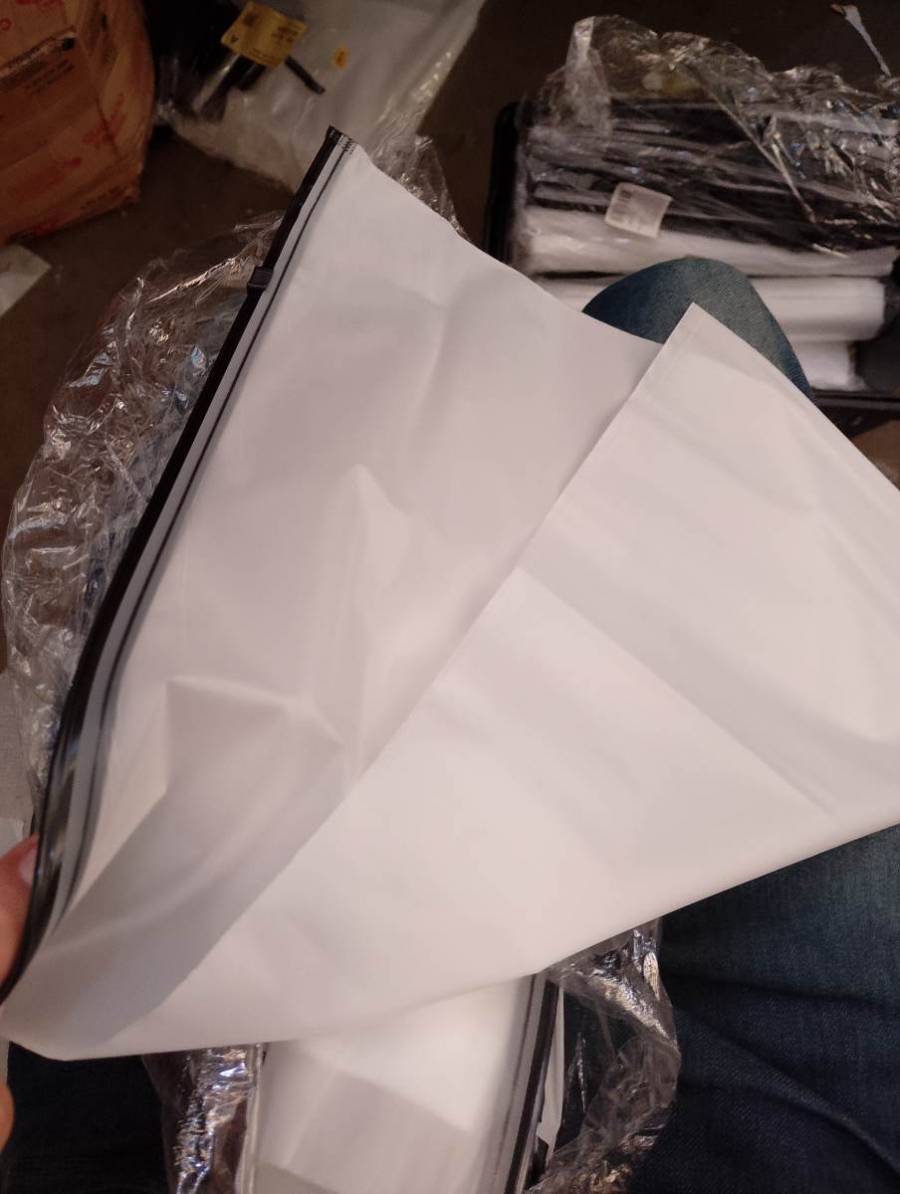 Envelope plástico branco com fecho ziplock
