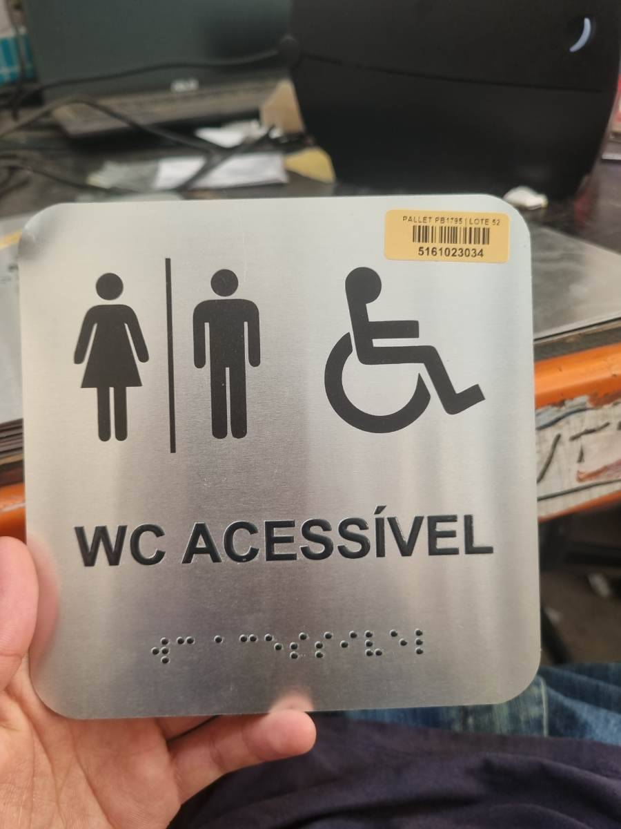 Placa de sinalização WC acessível com braile