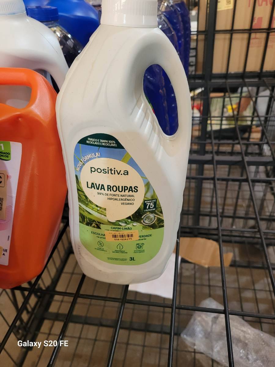 Detergente líquido lava roupas