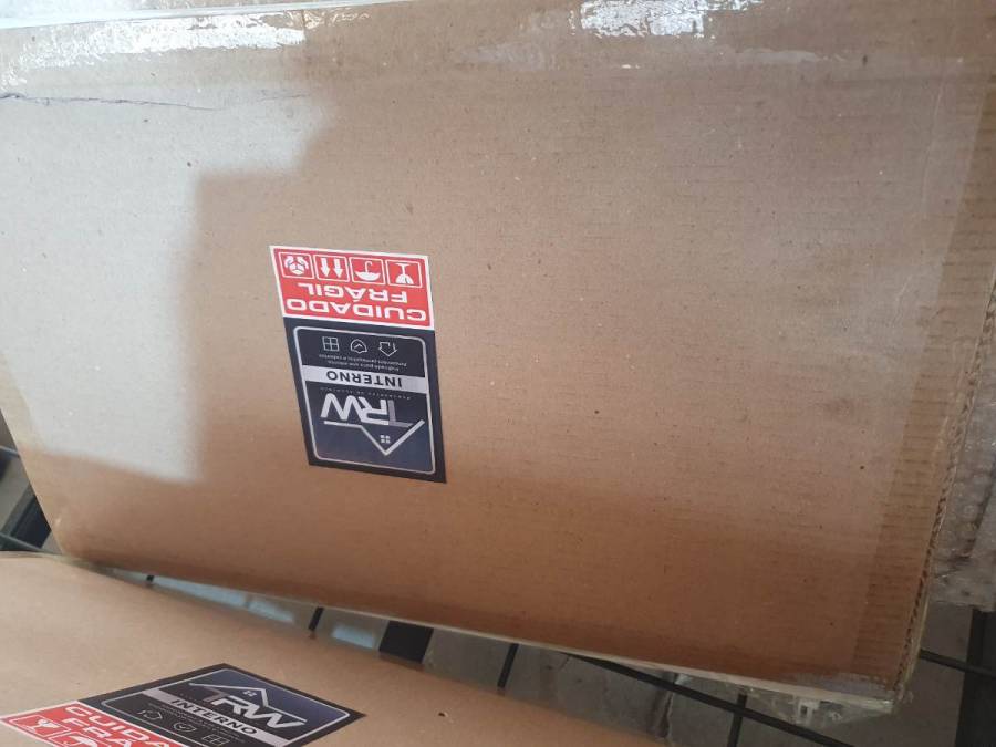 Produto embalado em caixa de papelão com etiqueta TRW Interno