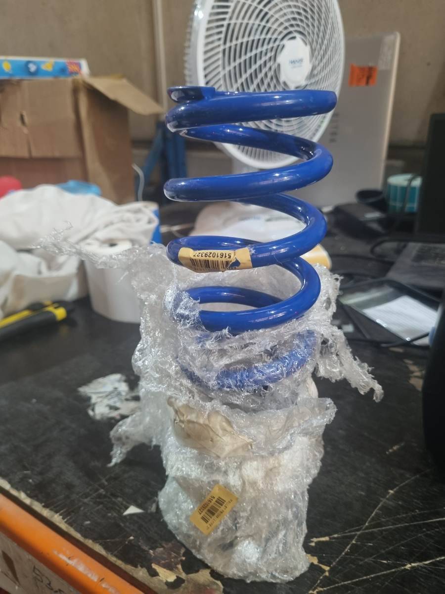 Mola helicoidal azul para suspensão automotiva