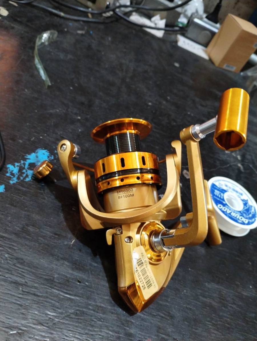 Carretel de pesca dourado