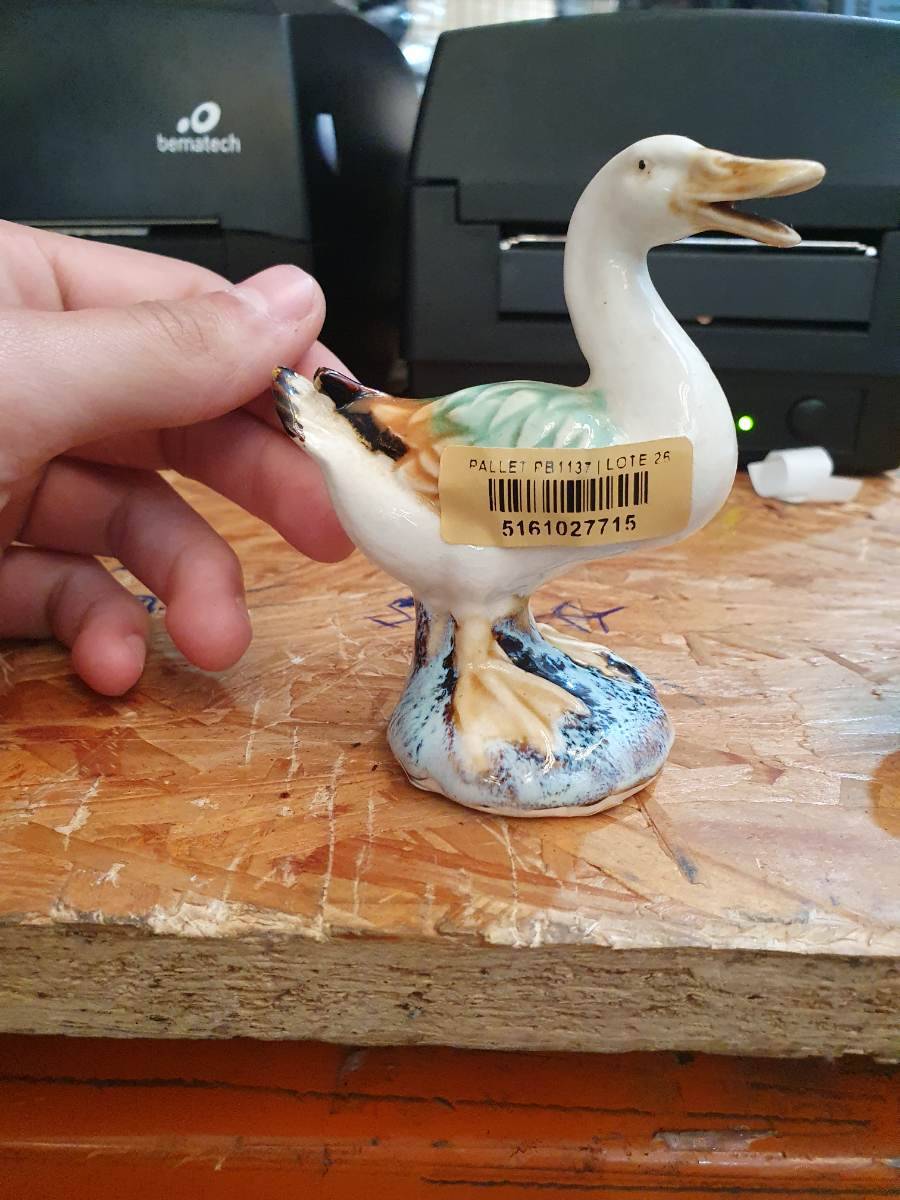 Estatueta de cerâmica em formato de pato