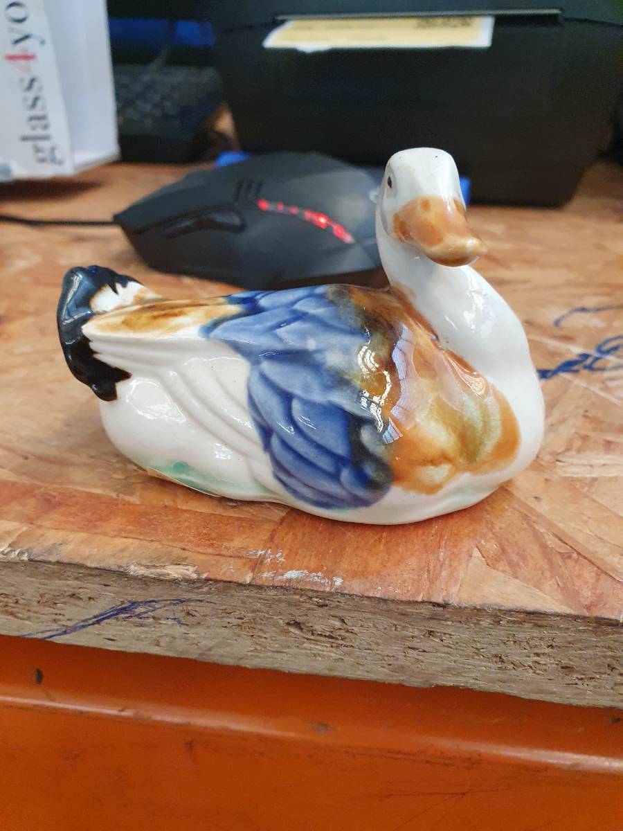 Estatueta de cerâmica em formato de pato