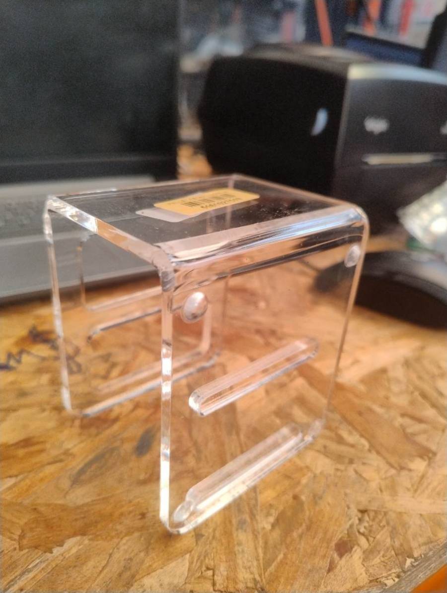 Suporte ou base acrílica transparente