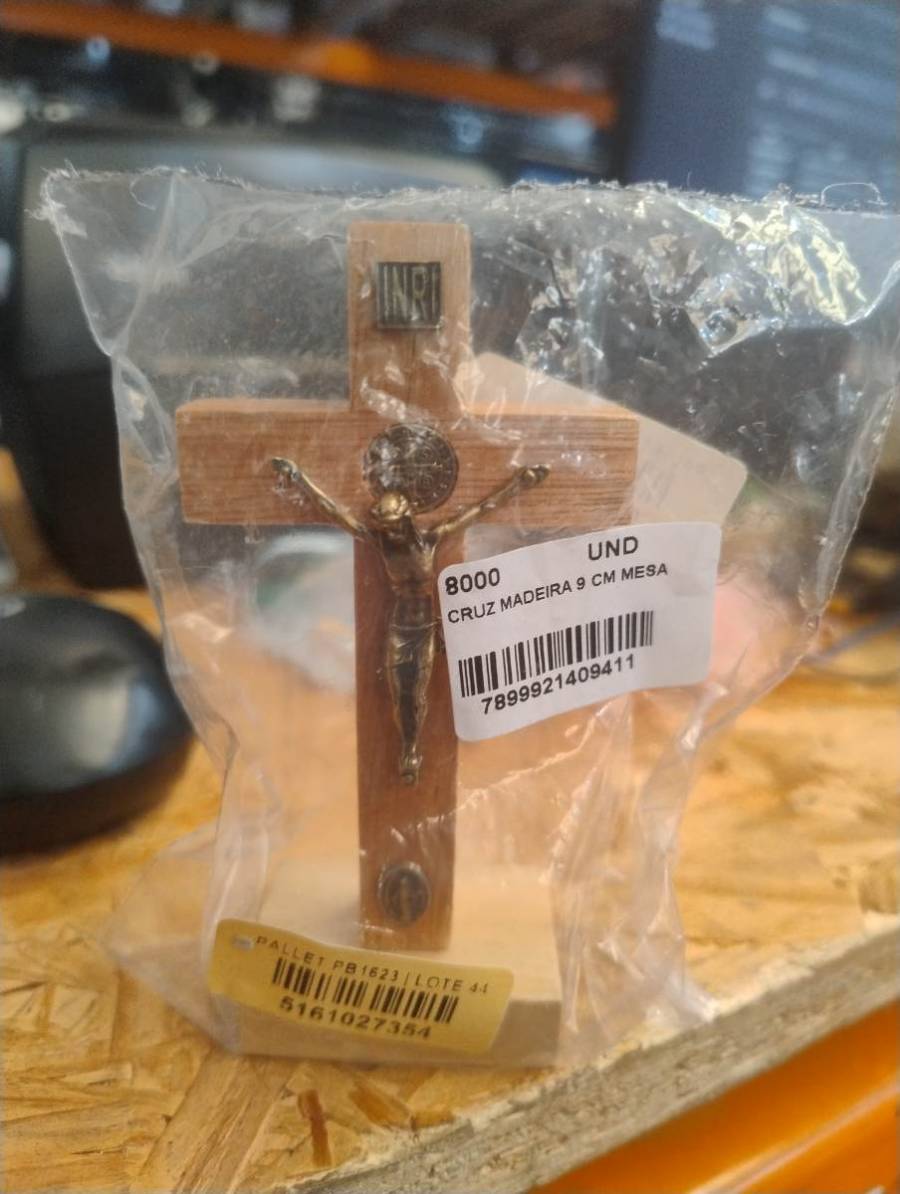 Cruz de madeira com figura de Cristo para mesa
