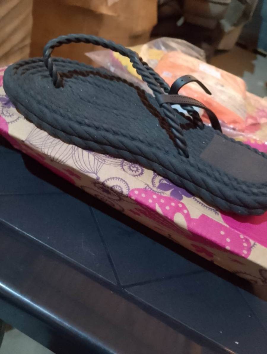 Chinelo feminino de tiras finas torcidas