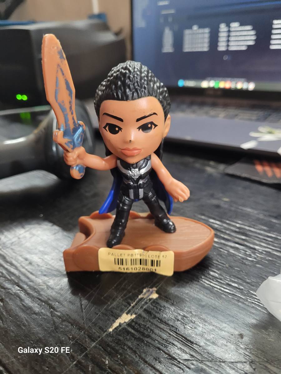 Miniatura de personagem com espada