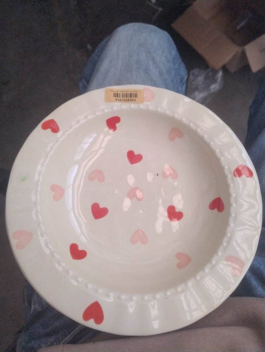 Prato decorativo com estampa de corações