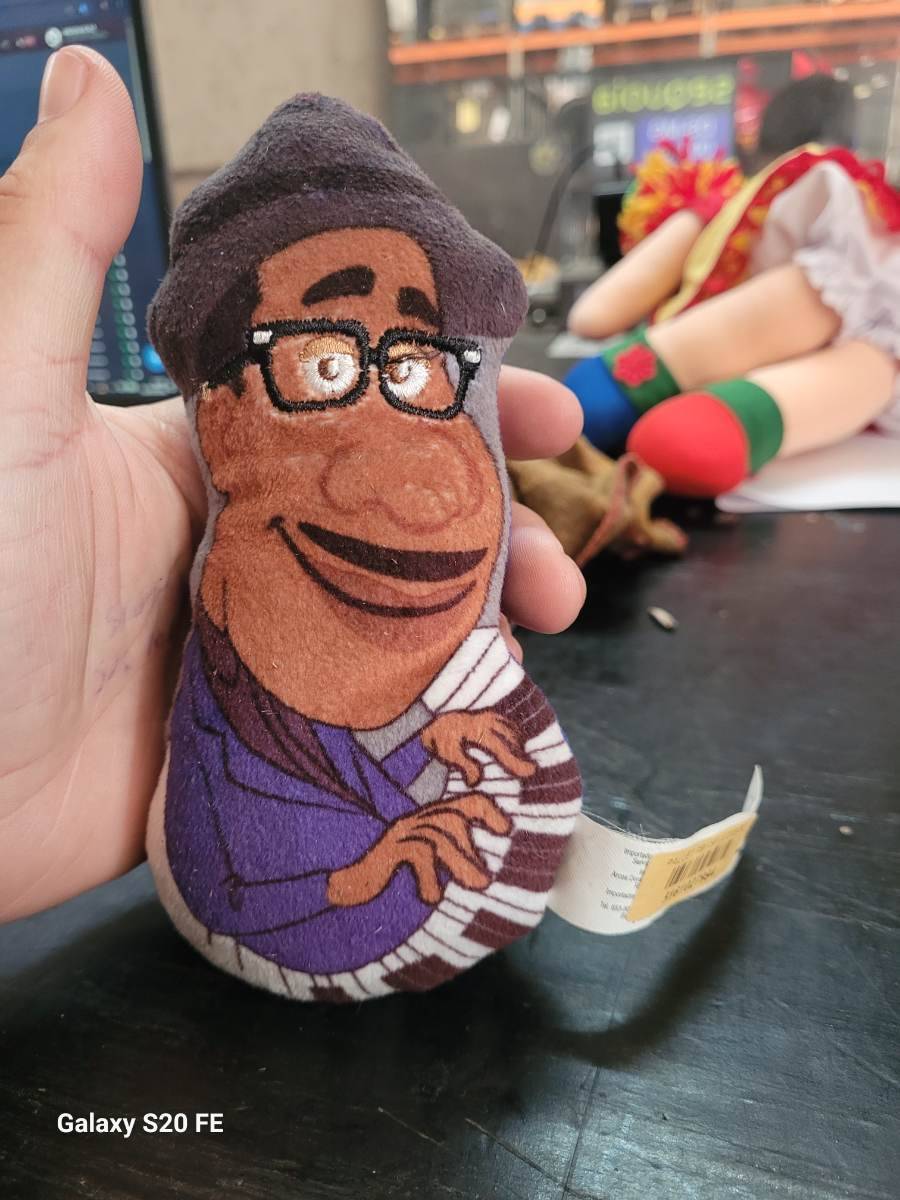 Pelúcia personagem animado tocando piano