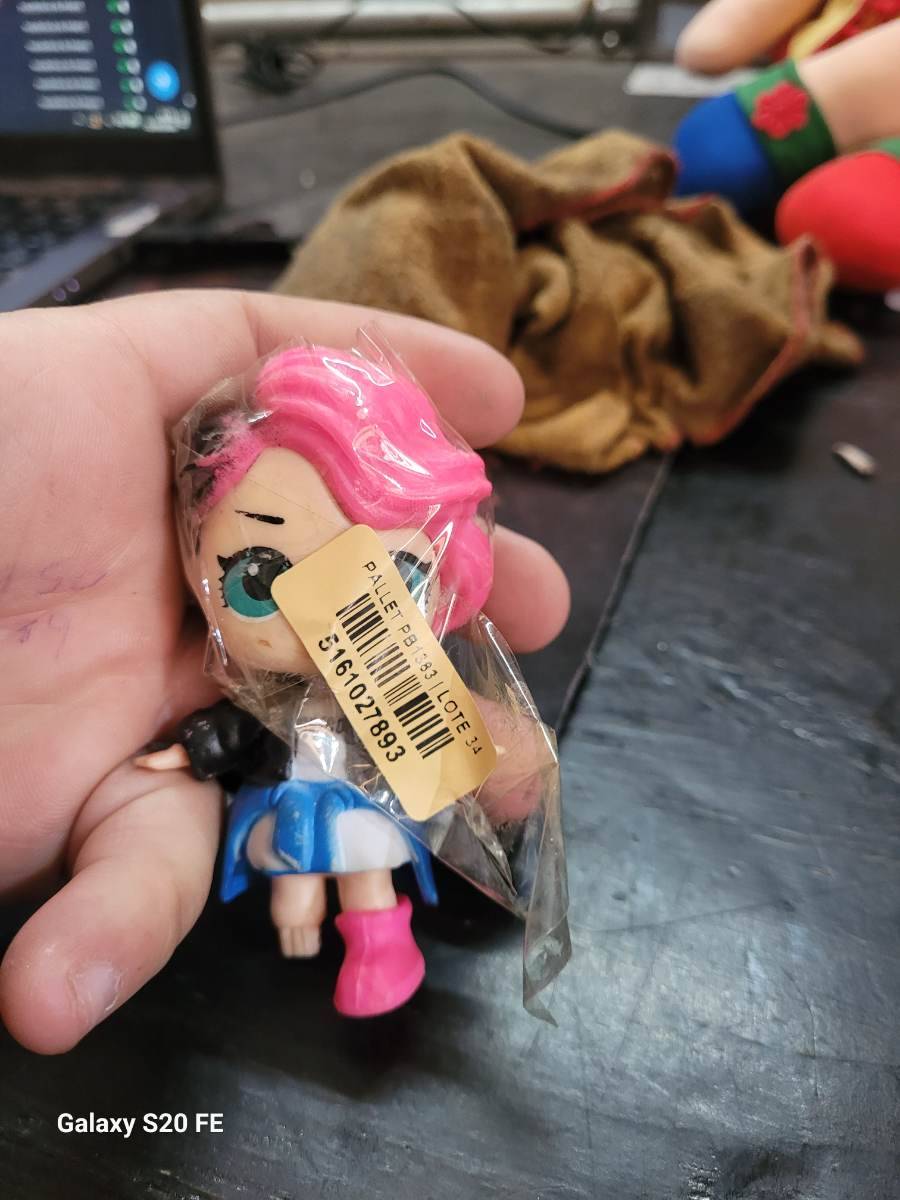 Boneca pequena de brinquedo com cabelo rosa