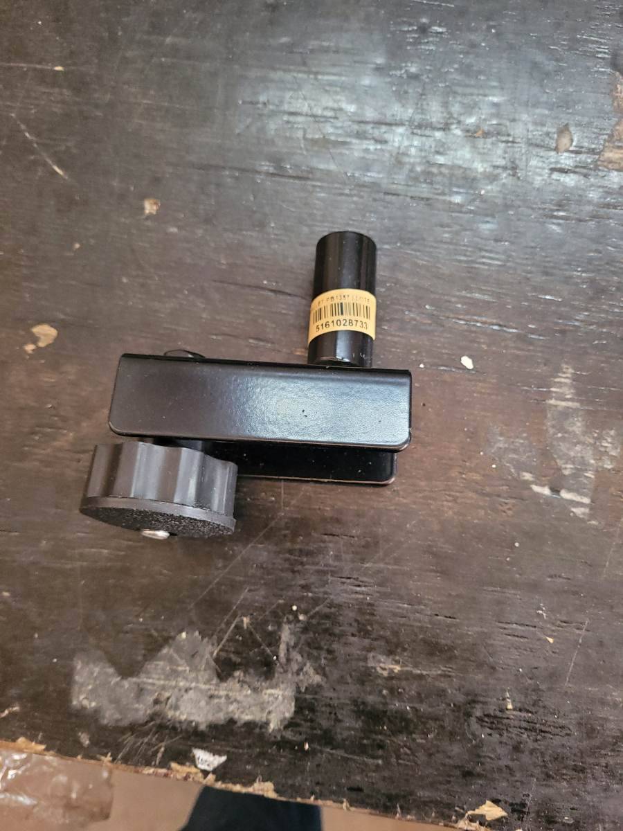 Suporte ou adaptador metálico preto com botão de ajuste