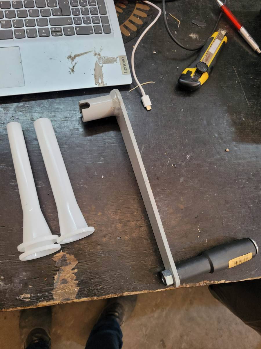 Manivela para máquina de moer carne com 2 funis plásticos