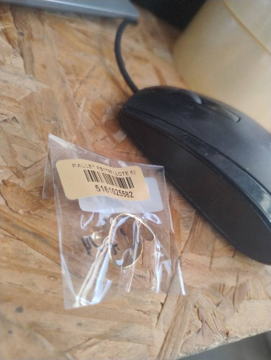 Peça metálica pequena, possivelmente gancho ou suporte