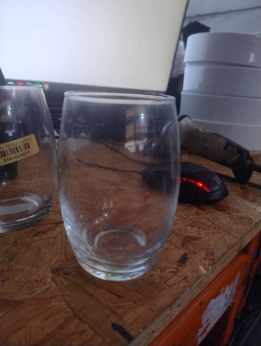 Copo de vidro transparente