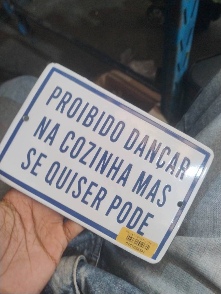 Placa decorativa com frase 'Proibido dançar na cozinha mas se quiser pode'
