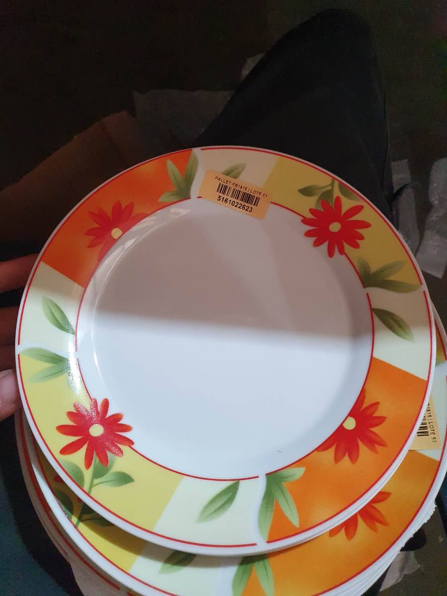 Prato de cerâmica decorado com flores vermelhas e folhas verdes