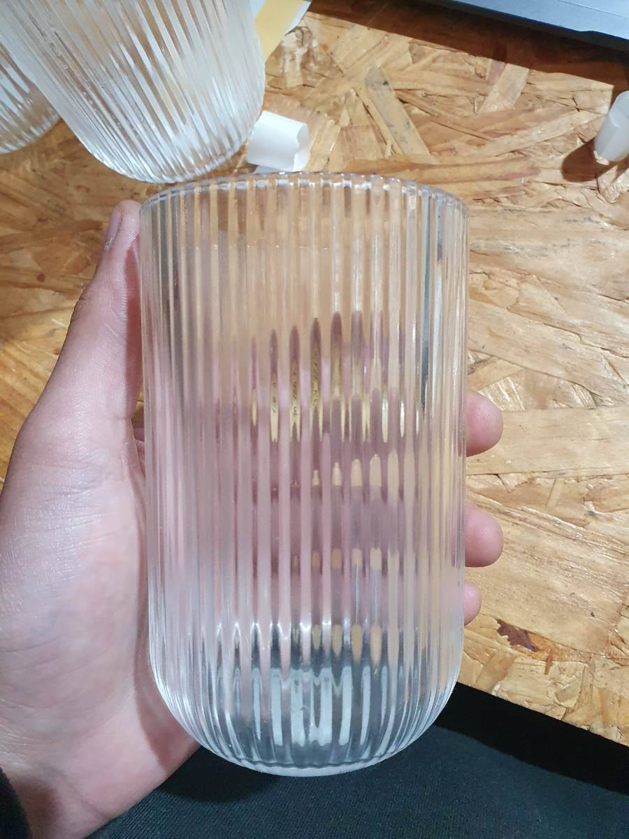 Copo de vidro com textura canelada