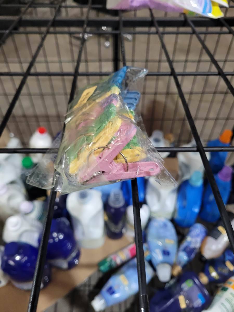 Prendedor de roupas colorido em plástico