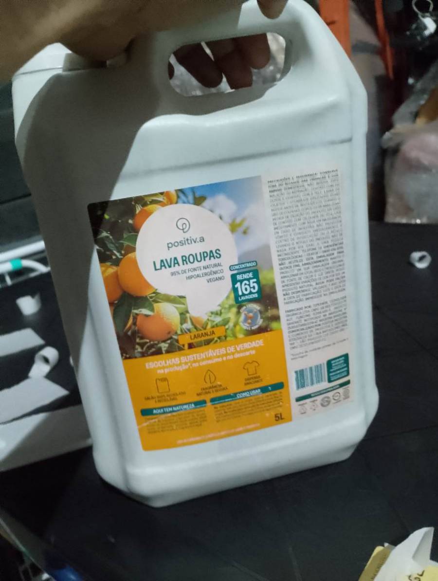 Detergente líquido lava roupas concentrado