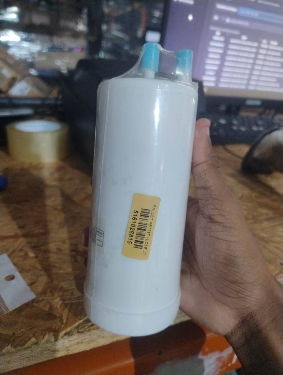 Filtro de água branco cilíndrico com conexões azuis