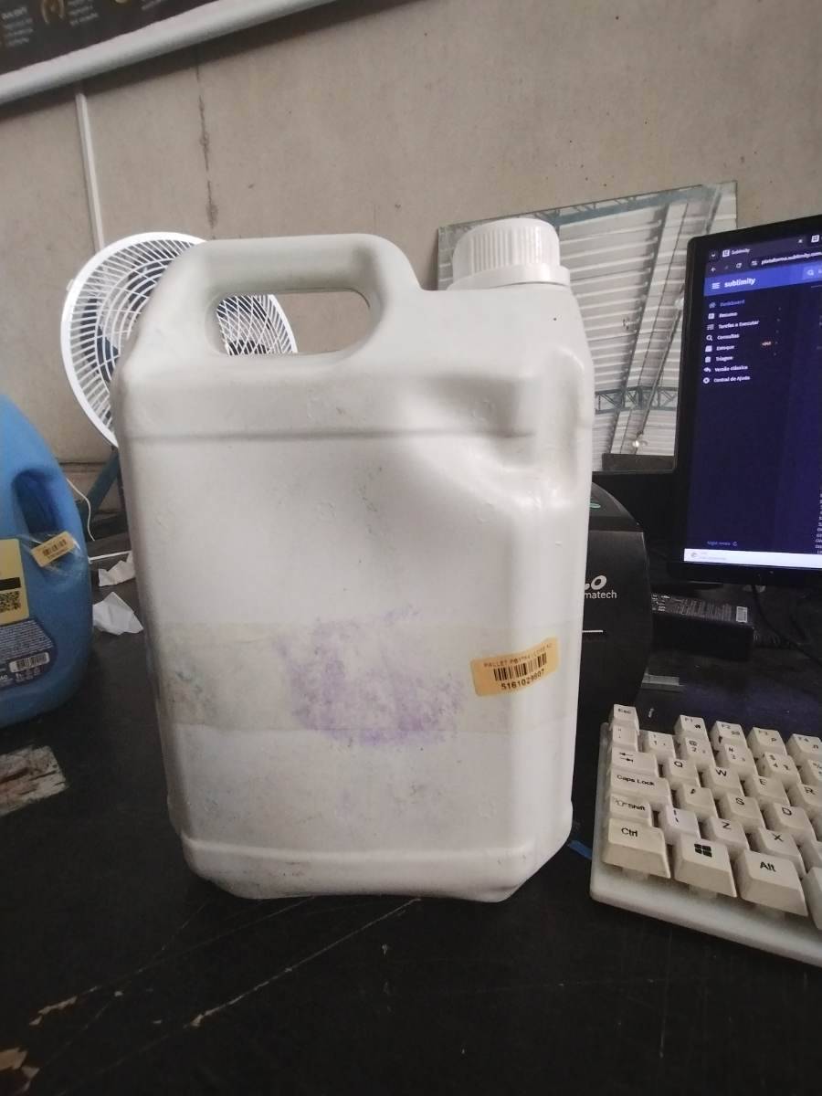 Recipiente plástico branco tipo galão