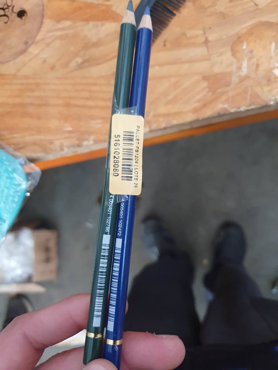 Lápis de cor azul e verde com detalhes dourados