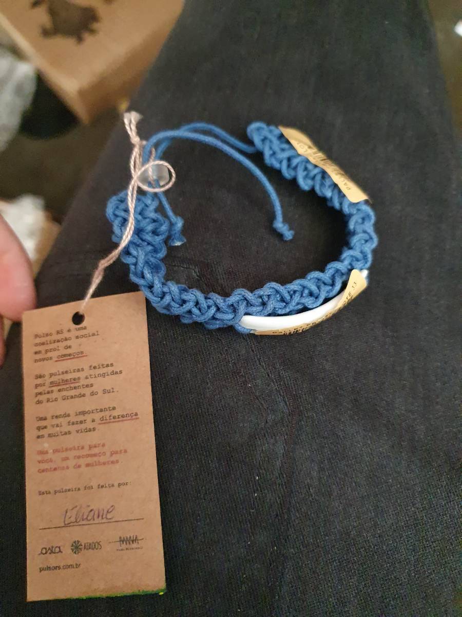 Pulseira artesanal de corda azul com placa branca