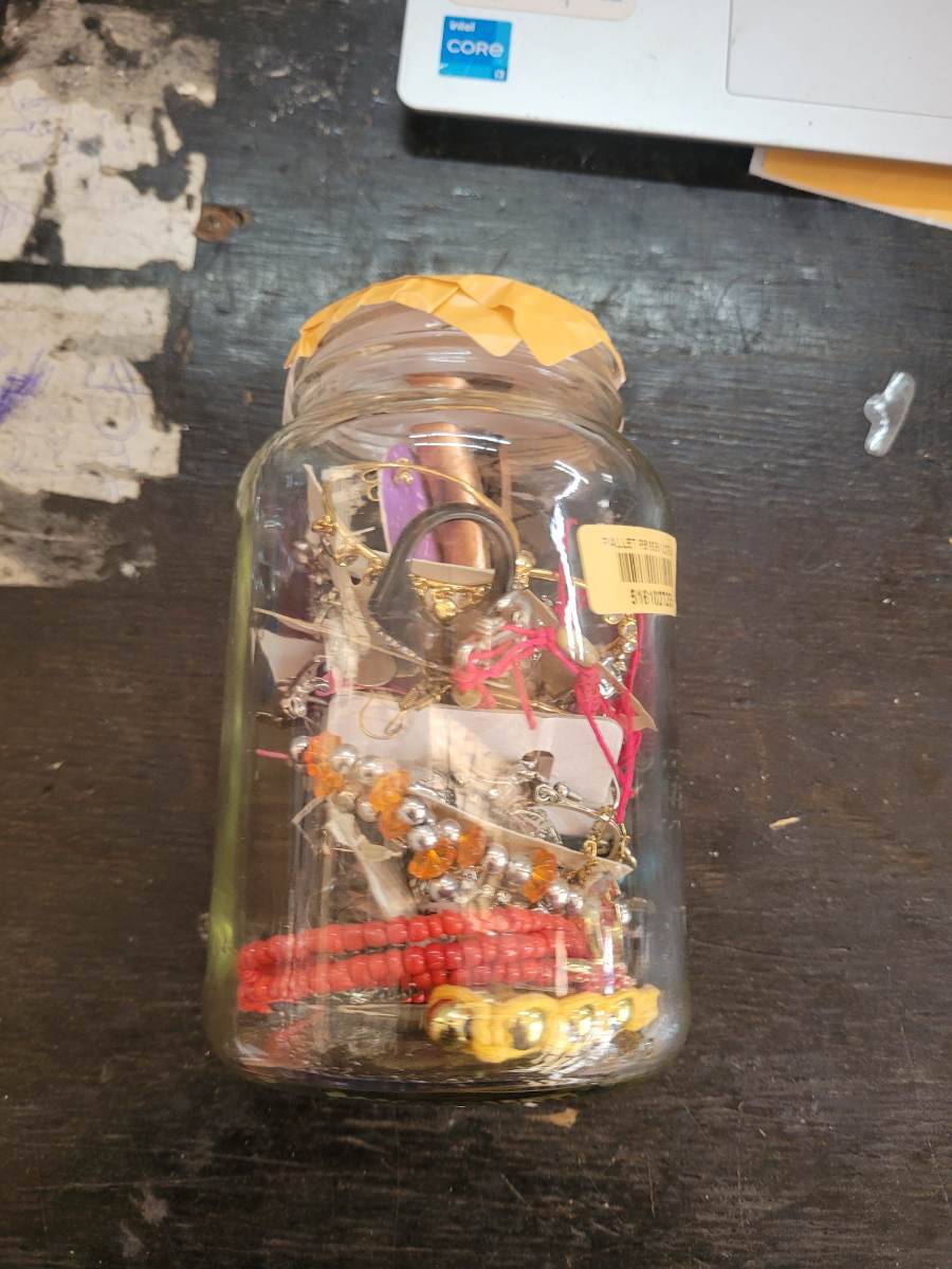 Pote de vidro com bijuterias diversas
