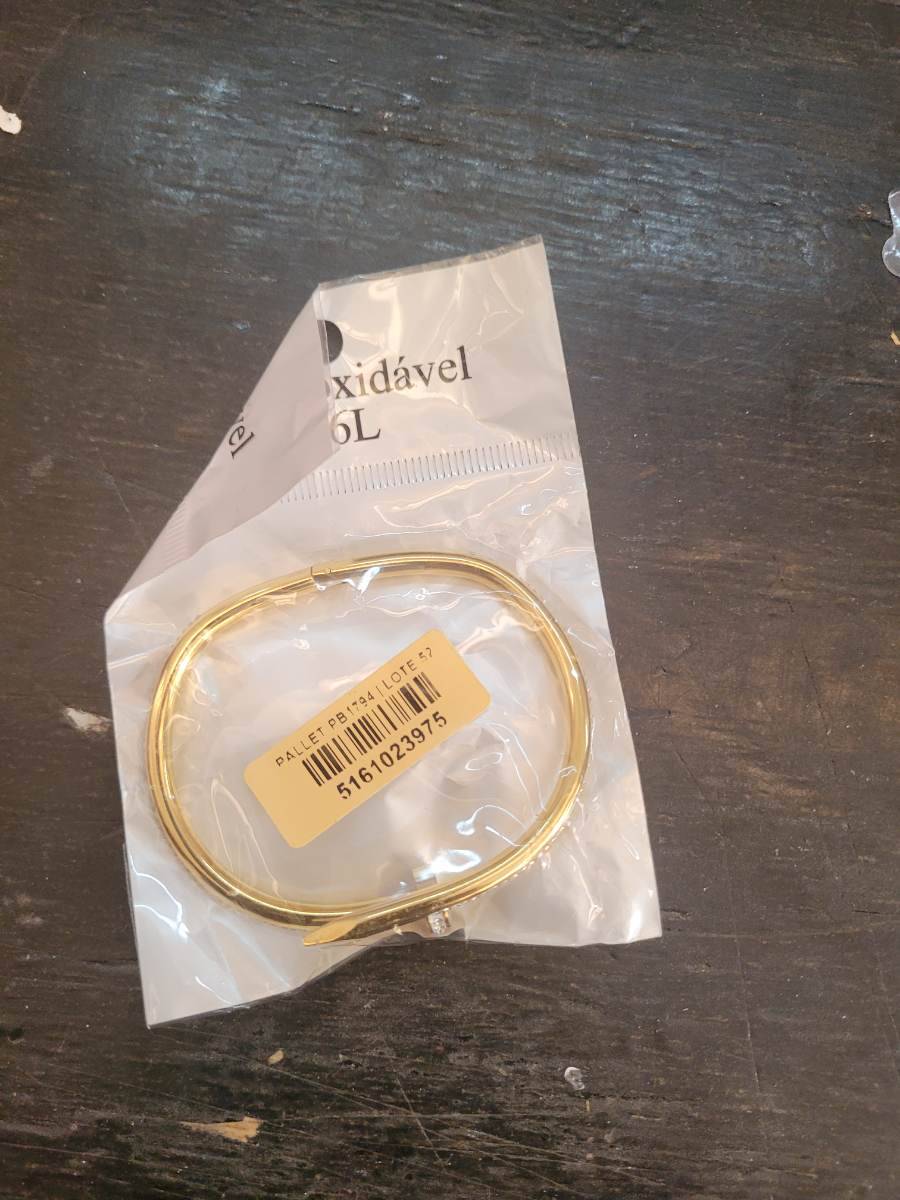 Pulseira de metal dourado