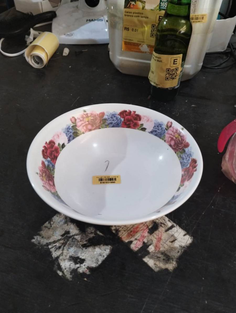 Prato fundo de porcelana com borda floral