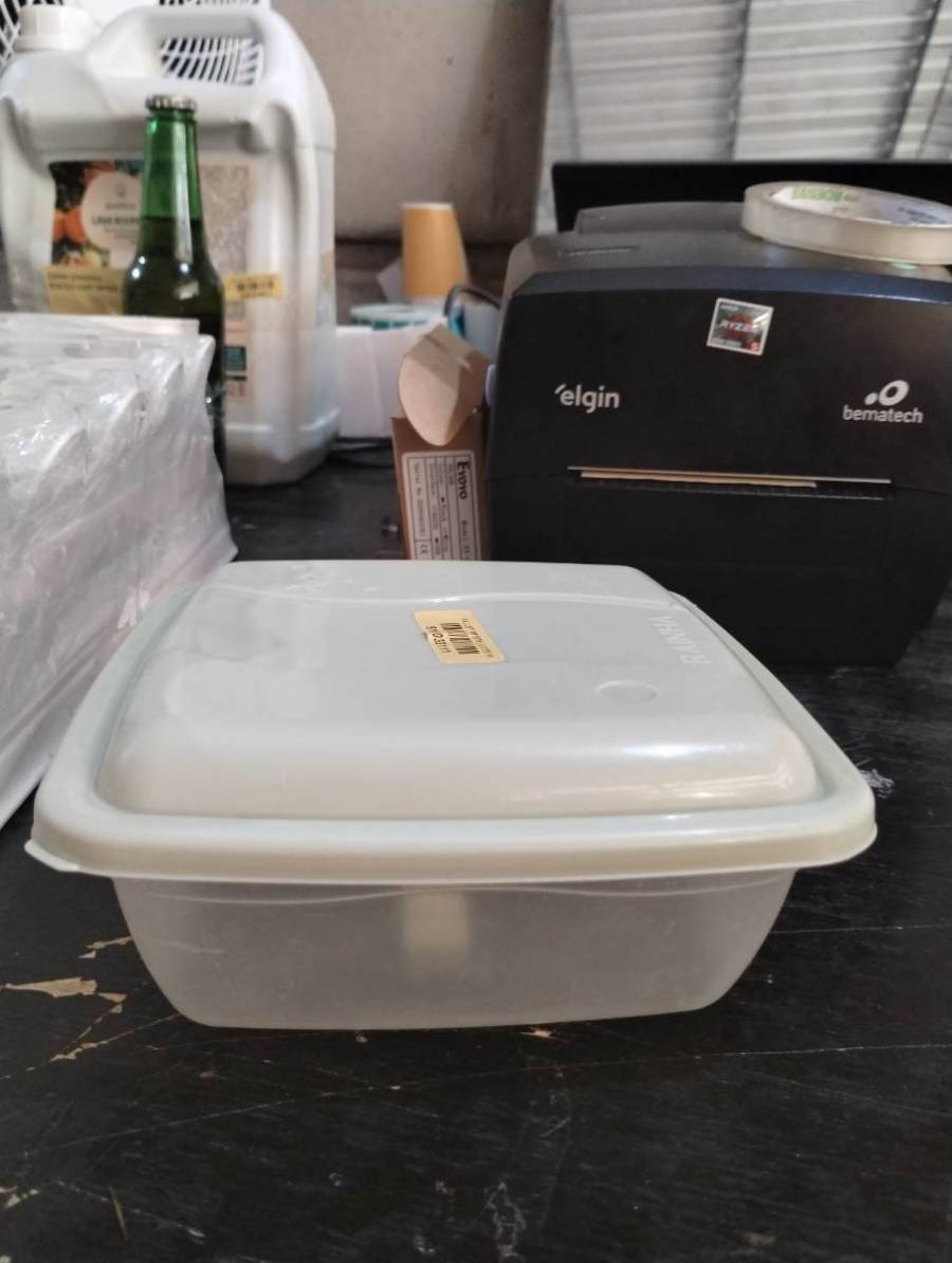 Pote plástico com tampa