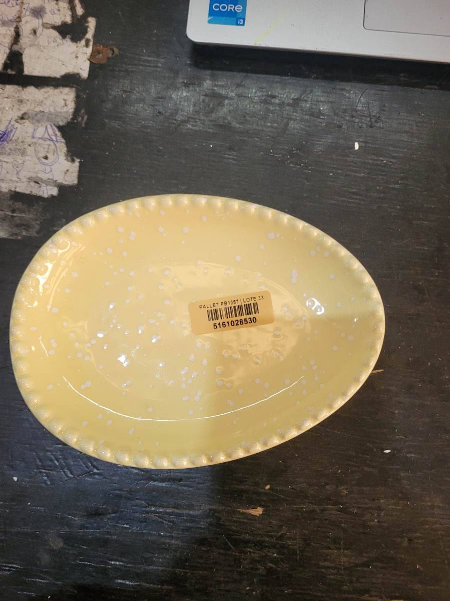 Prato decorativo oval amarelo com detalhes em relevo