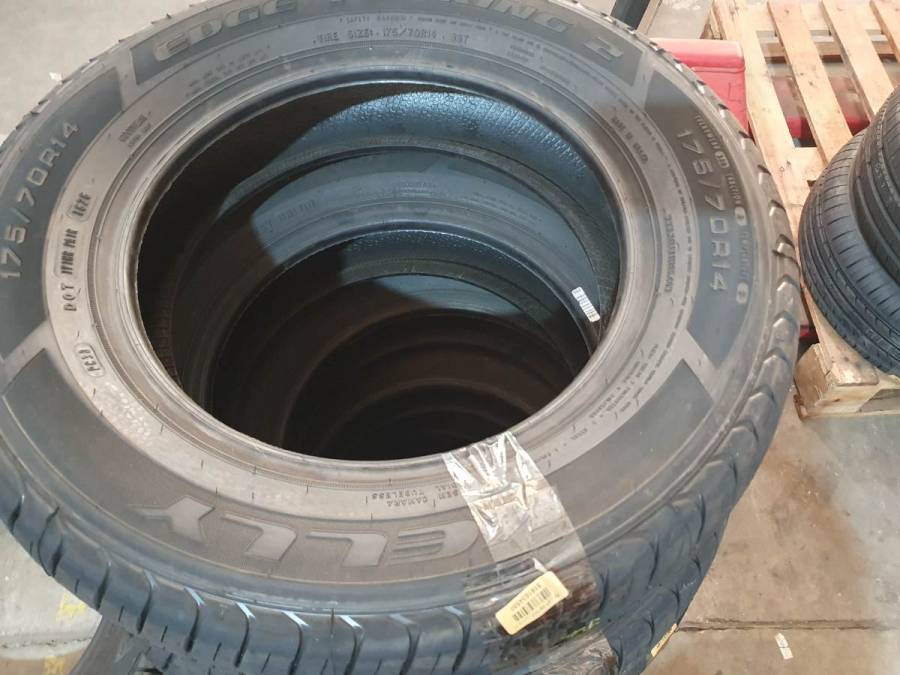Pneu automotivo 175/70 R14