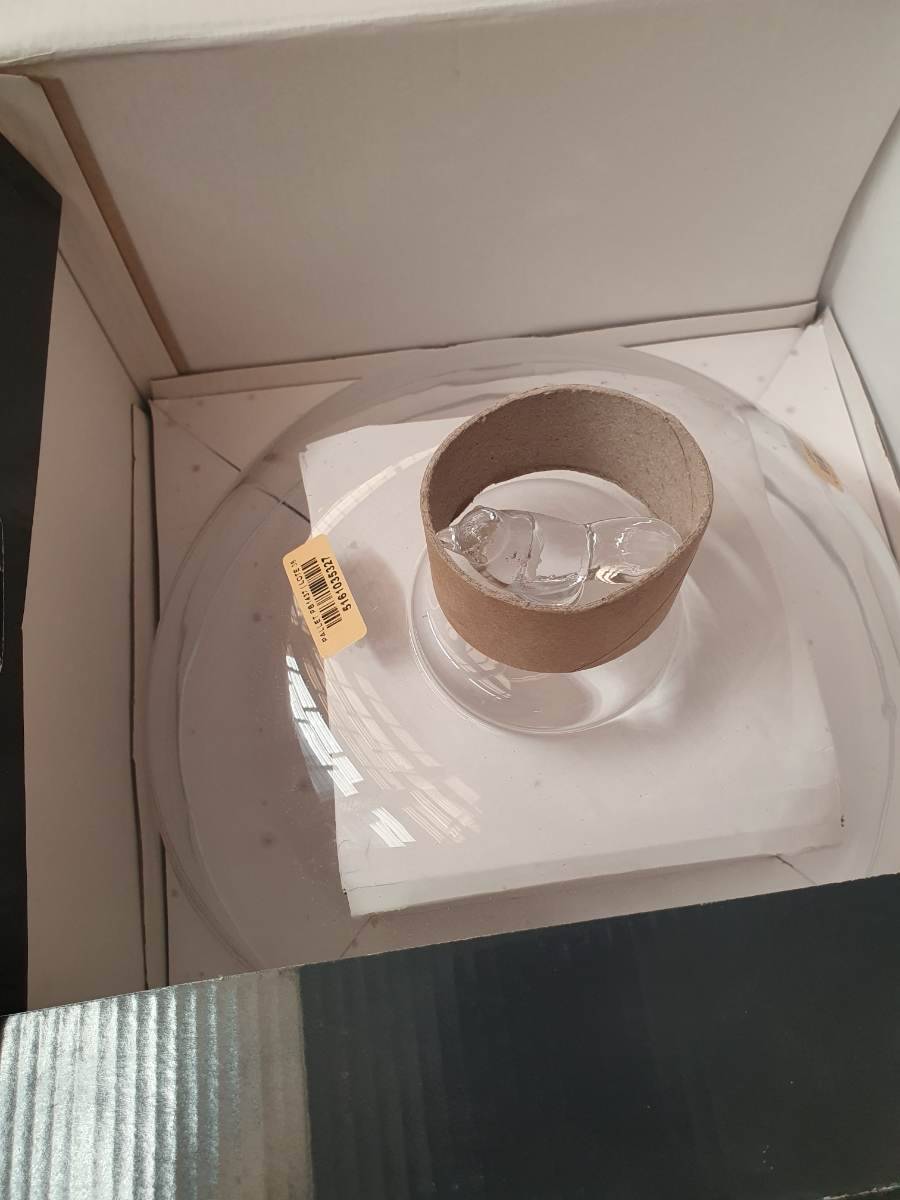 Prato para bolo com tampa de vidro e detalhe de pássaro