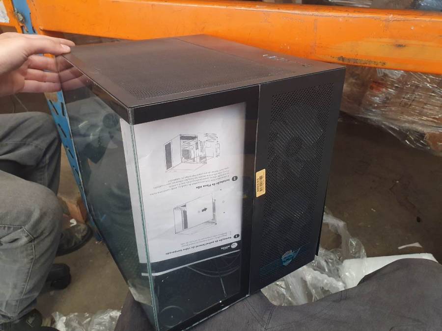 Gabinete para computador com painel lateral de vidro