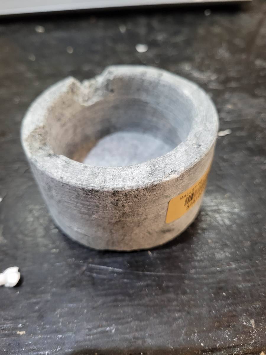 Pote em pedra pequeno