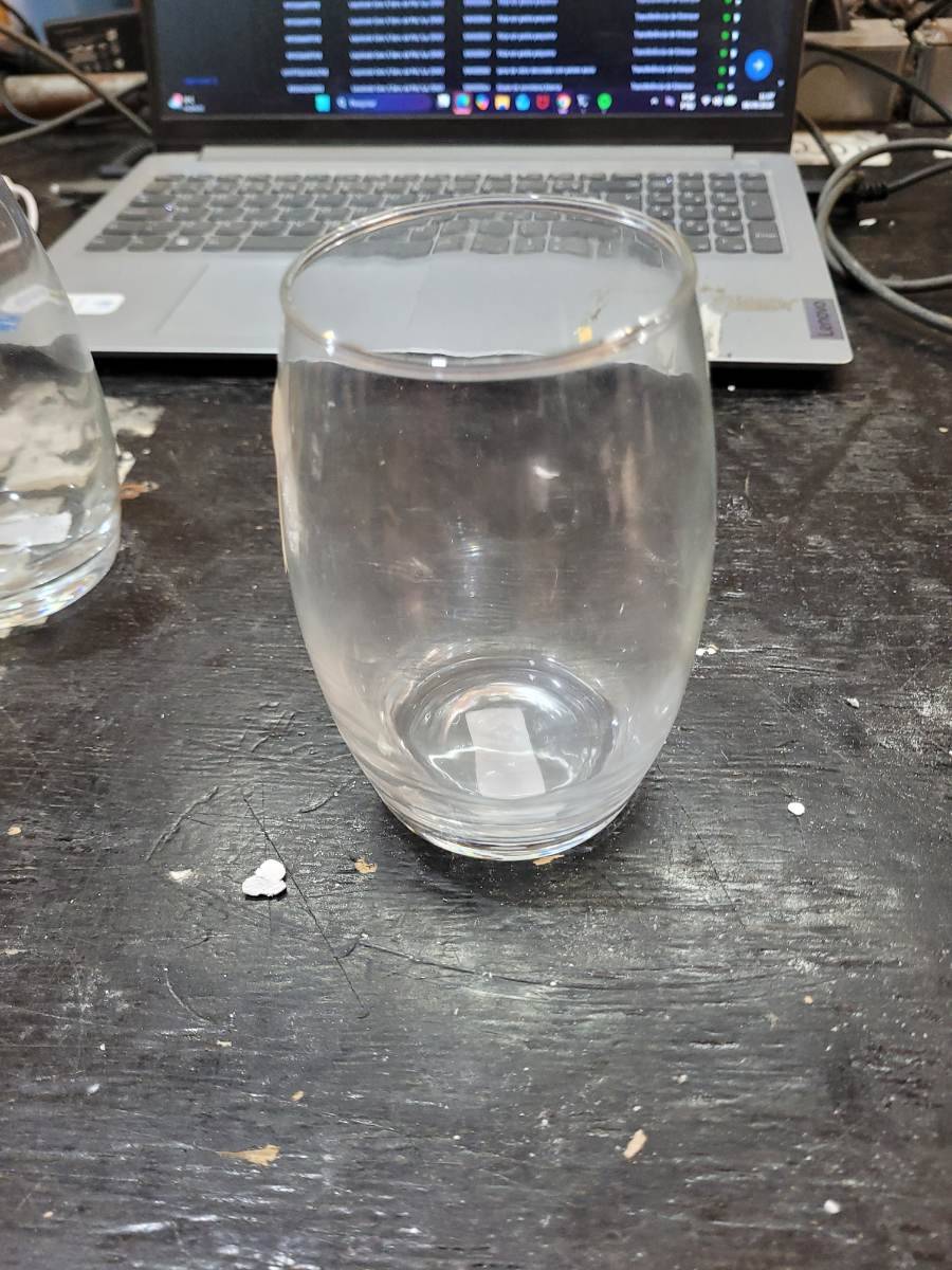 Copo de vidro transparente