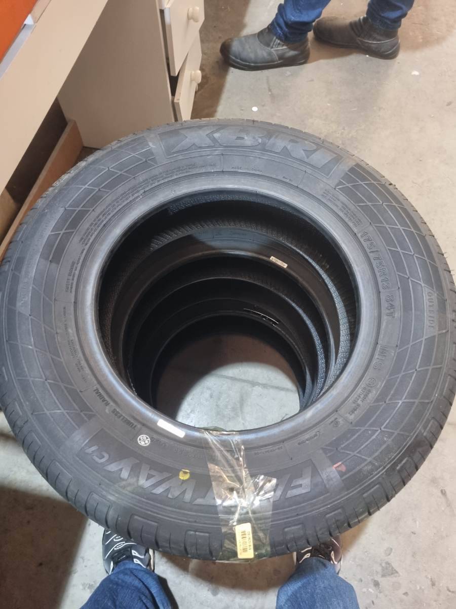 Pneu para automóvel