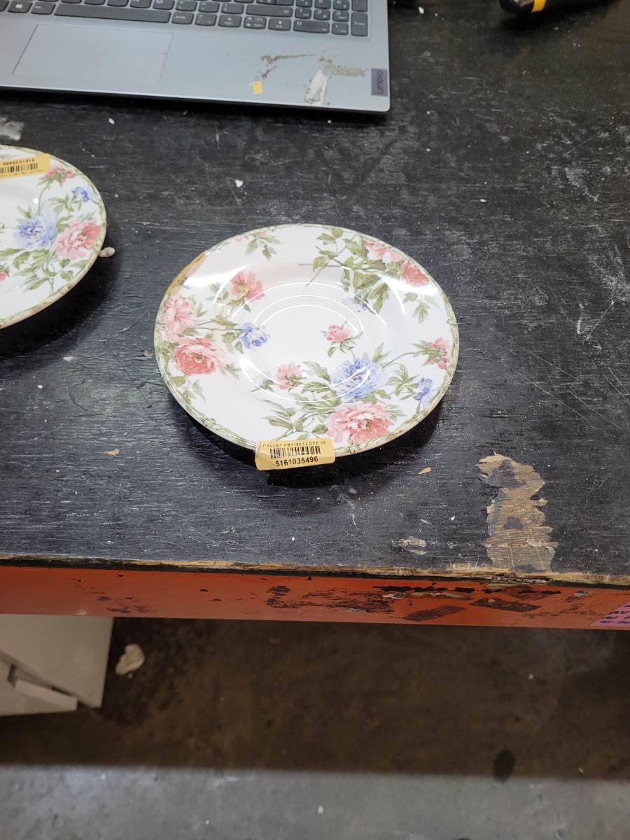 Prato decorativo de porcelana com estampa floral